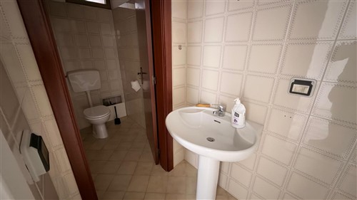 Locale Commerciale con Posto Auto Privato. Locato!